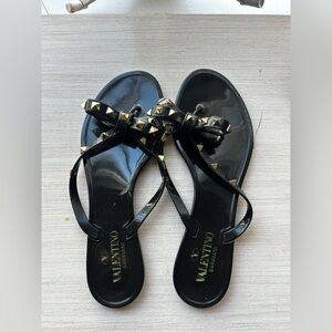 Valentino Garavani Black and Gold Sandals with Bow Detail Size 40. Authentic ❤️